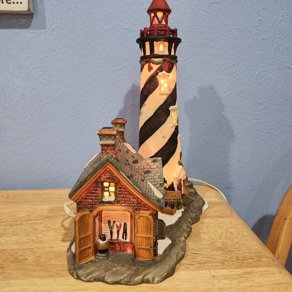 Santa's Workbench RIVERGATE LIGHTHOUSE Christmas Village Classic Series 2001 - Picture 5 of 6